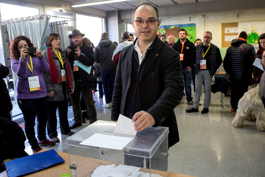 Los principales líderes de las diferentes fuerzas políticas que concurren a las elecciones, votan en sus respectivos colegios electorales.