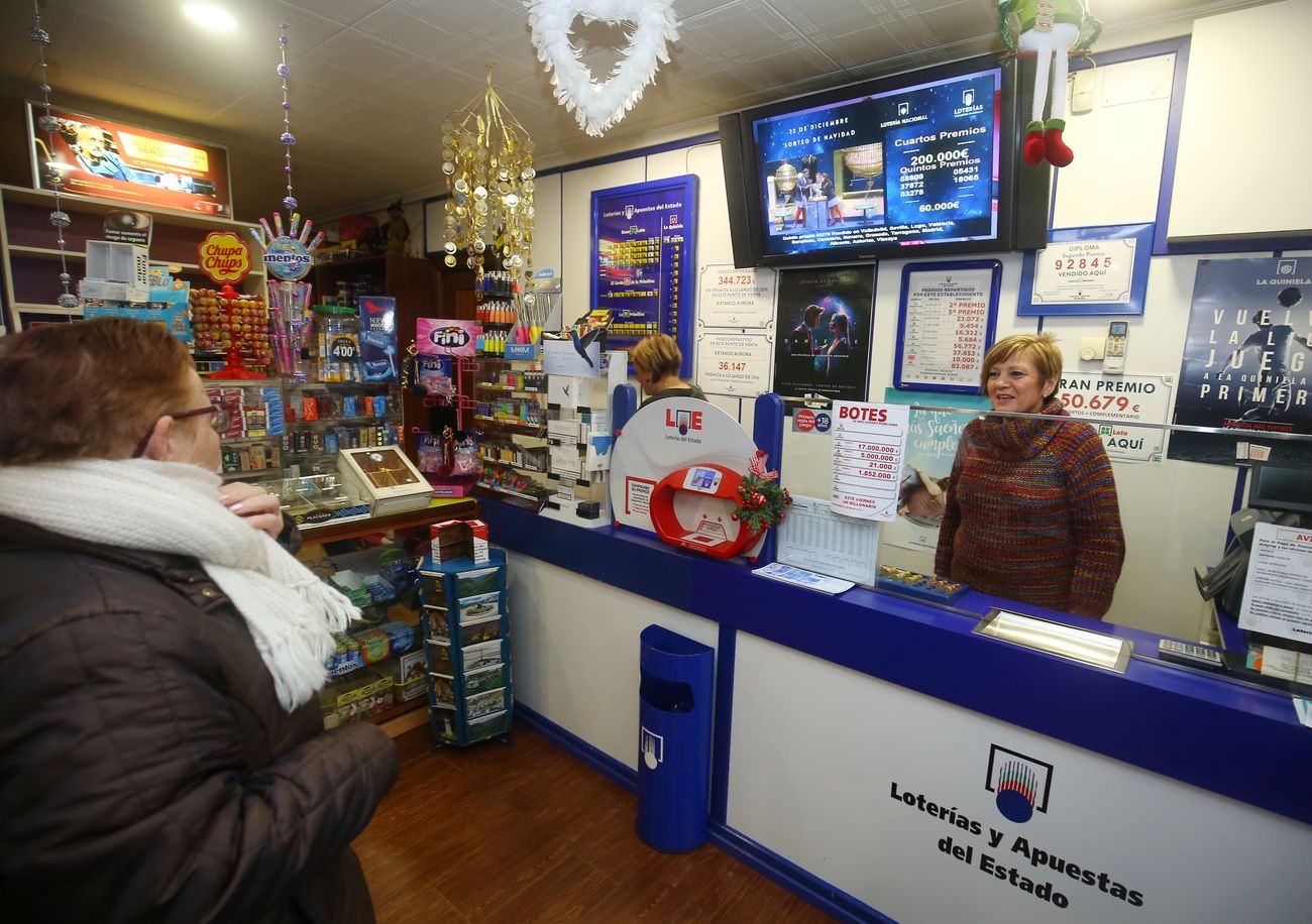 Un décimo del segundo premio de la lotería de Navidad es vendido en la administración 'A Meiga', de Ponferrada