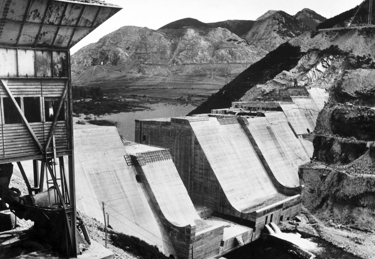 Llenado en pruebas del embalse del Porma, en León, el 22 de diciembre de 1967