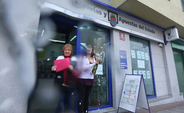 Un décimo del segundo premio de la lotería de Navidad es vendido en la administración 'A Meiga', de Ponferrada. 