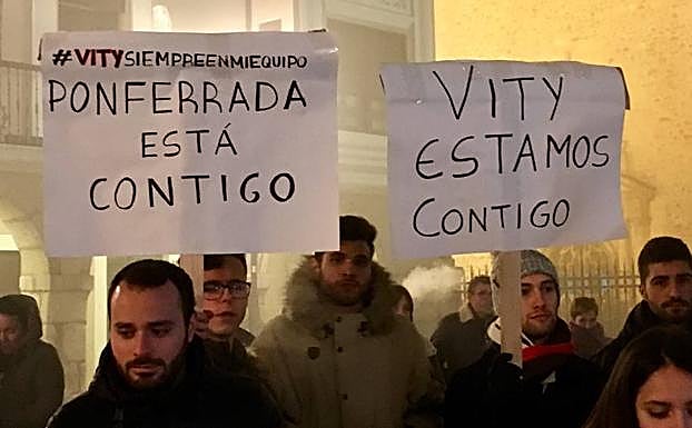 Los asistentes mostraron pancartas de apoyo a Viti.