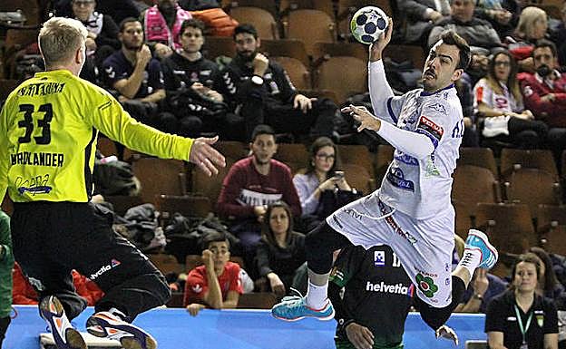 Álex Costoya, en un partido con el Abanca Ademar.