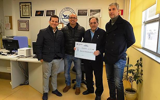 El director de Cementos Cosmos, Jaime Santoalla, junto a los responsables del Banco de Alimentos del Sil durante la entrega del cheque.