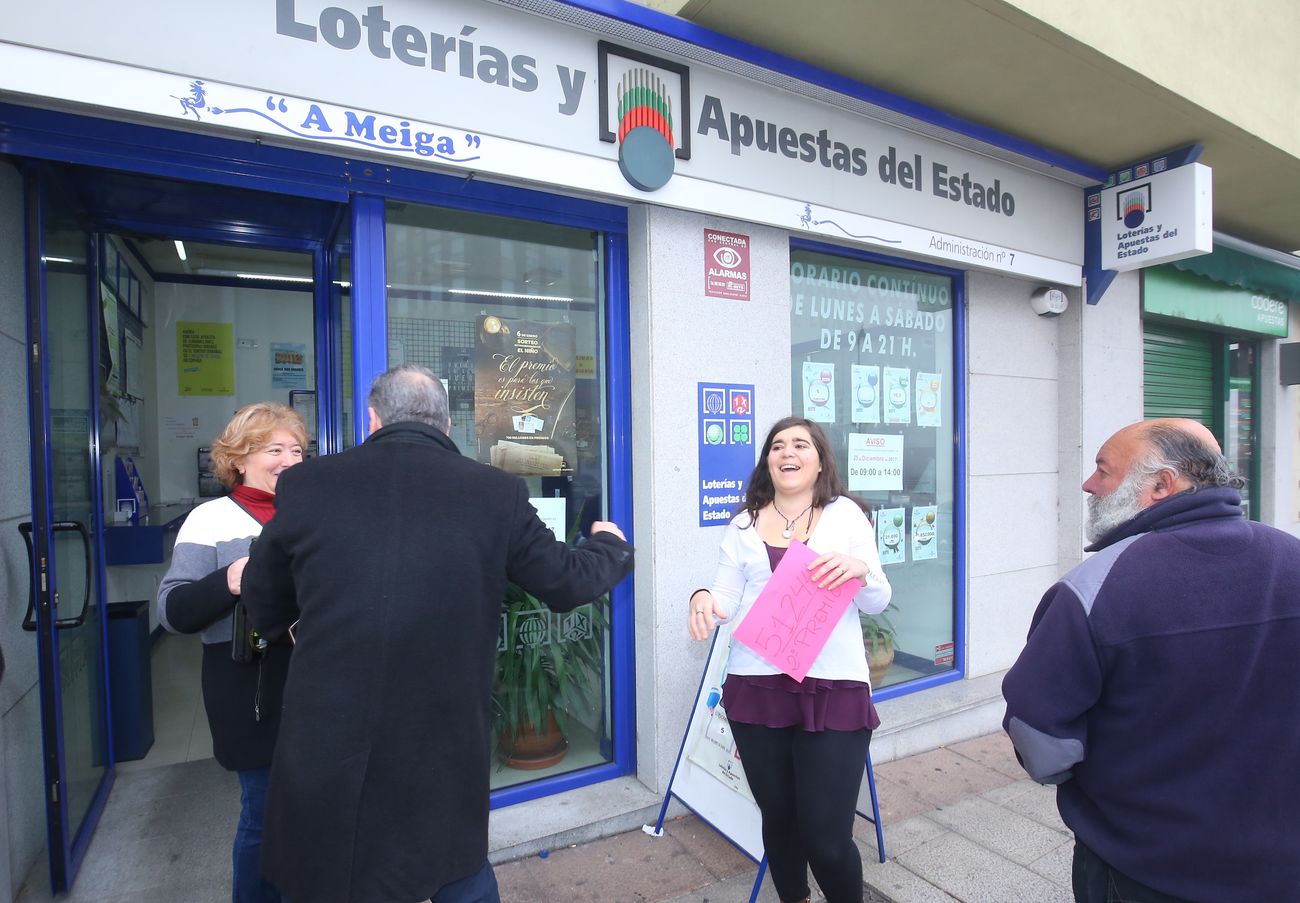 Un décimo del segundo premio de la lotería de Navidad es vendido en la administración 'A Meiga', de Ponferrada