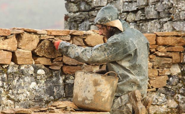 Trabajos de restauración del castillo de Sarracín en Vega de Valcarce .