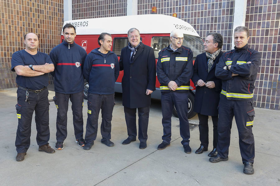 La felicitación a bomberos y policías