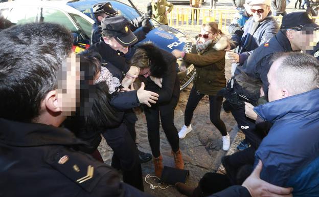 Entrada accidentada de la viuda de Roberto Larralde a la Audiencia Provincial. 