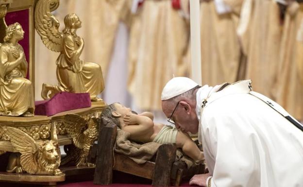 El papa Francisco, durante la misa del Gallo en la Basílica de San Pedro.