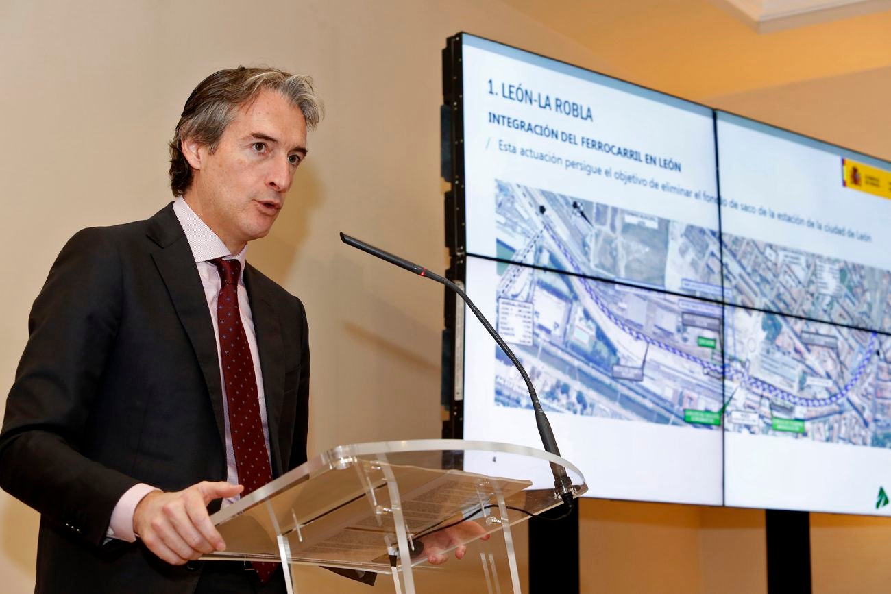 El ministro de Fomento, Íñigo de la Serna, preside en Oviedo el acto de presentación de la Línea Alta Velocidad León-Asturias León-Pola de Lena. 