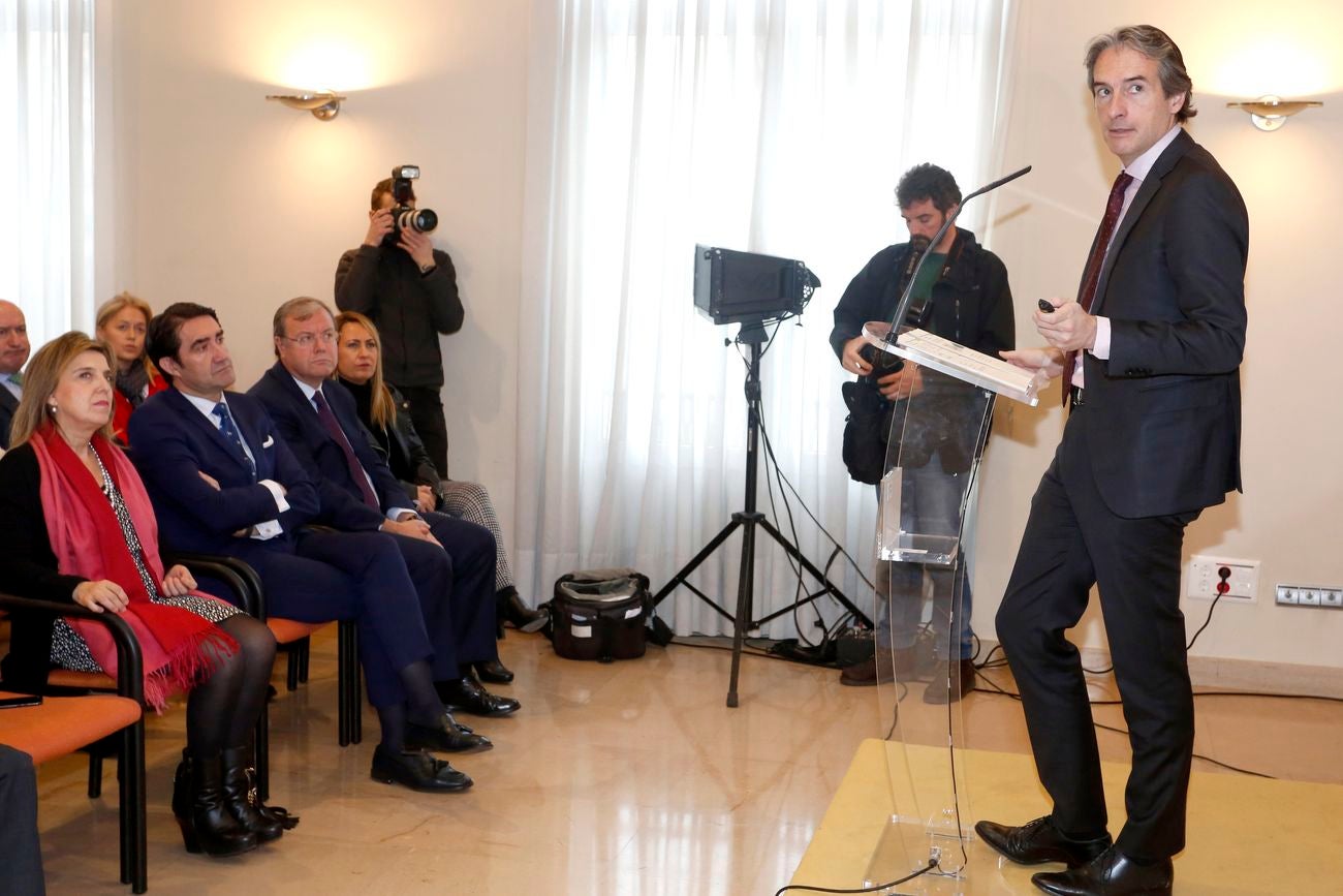 El ministro de Fomento, Íñigo de la Serna, preside en Oviedo el acto de presentación de la Línea Alta Velocidad León-Asturias León-Pola de Lena. 