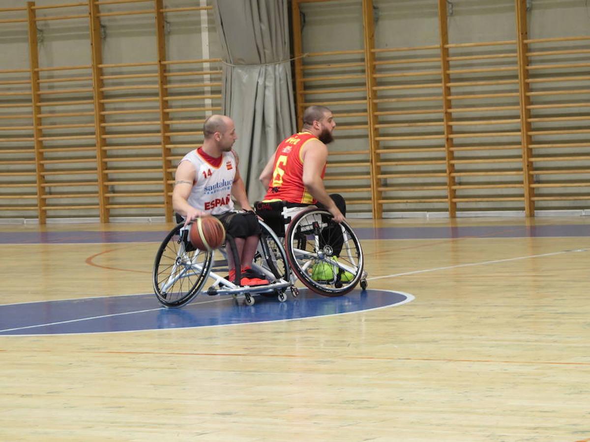 La selección española de basket en silla de ruedas se entrena en León