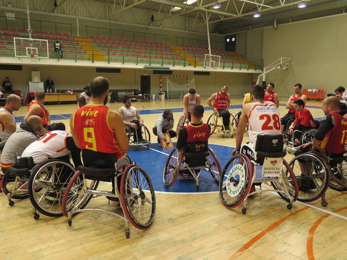 La selección española de basket en silla de ruedas se entrena en León