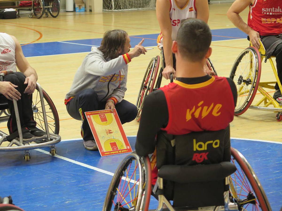 La selección española de basket en silla de ruedas se entrena en León