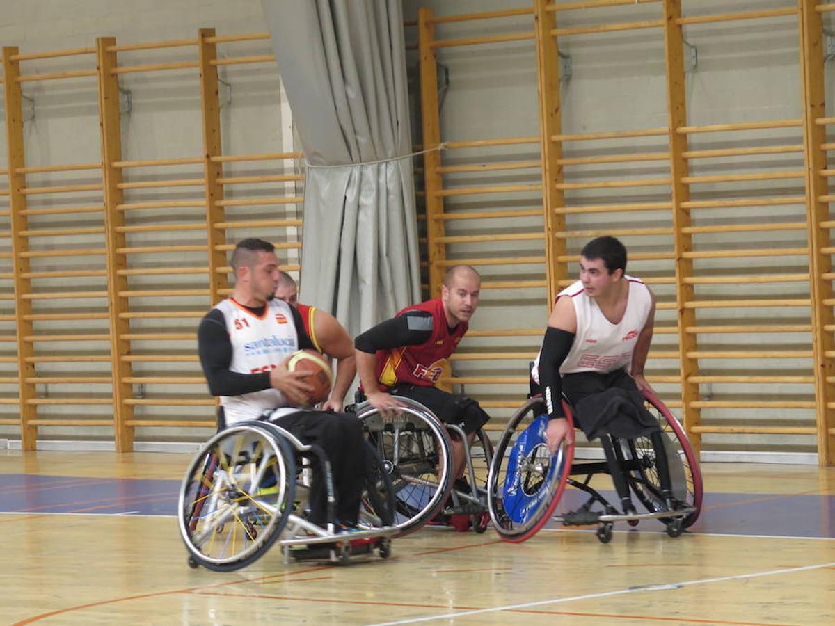 La selección española de basket en silla de ruedas se entrena en León