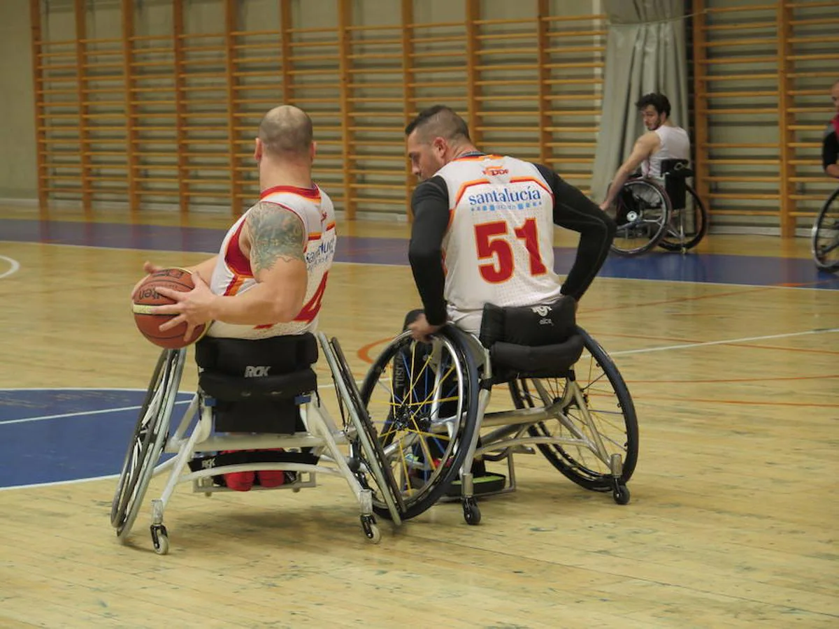 La selección española de basket en silla de ruedas se entrena en León