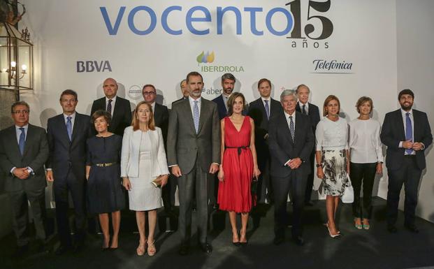 Foto de familia del acto central del 15 aniversario de Vocento, celebrado en septiembre en el Teatro Real de Madrid y presidido por los reyes Felipe y Letizia. 