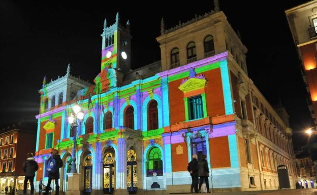 Fachada del Ayuntamiento de Valladolid iluminada por Navidad.