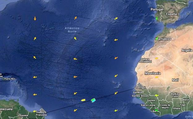 Ramón Gutiérrez (en verde), este martes, en el seguimiento por satélite de su barco.