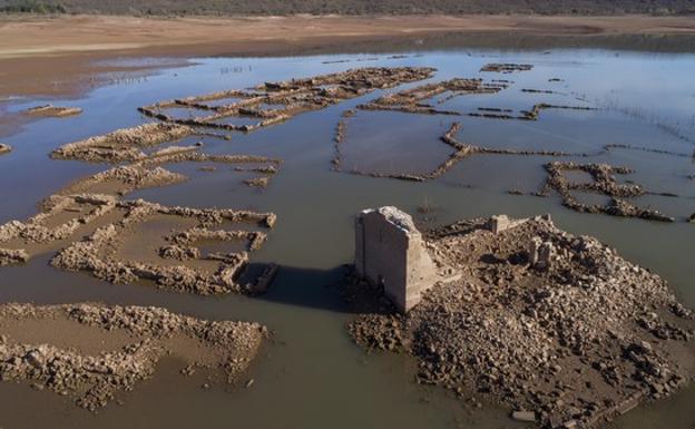 La bajada del nivel de las aguas a causa de la sequía en el embalse de Aguilar de Campoo, deja al descubierto el pueblo de Cenera de Zalima. 