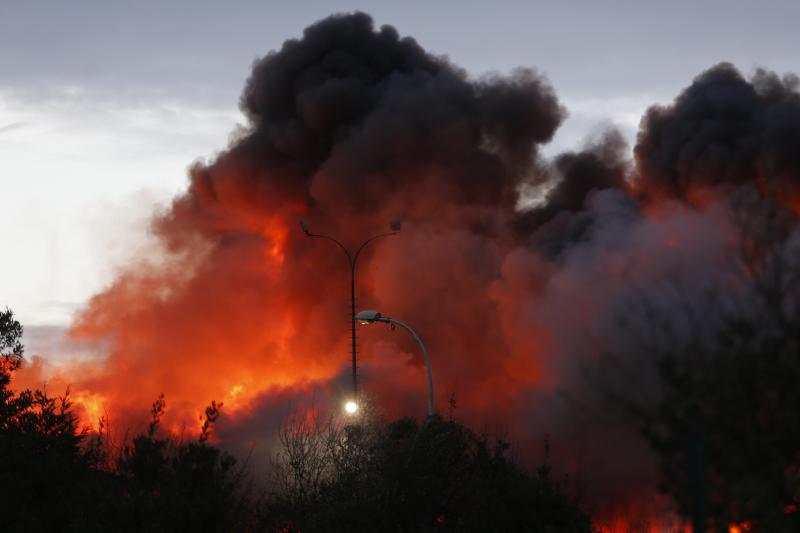 Las imágenes del espectacular incendio en un desguace de Gijón