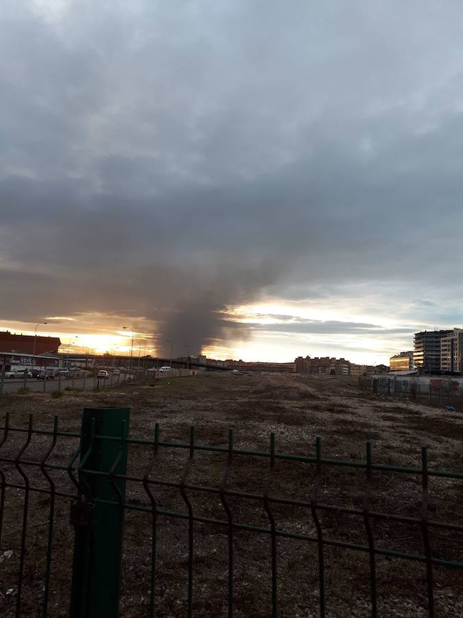 Las imágenes del espectacular incendio en un desguace de Gijón