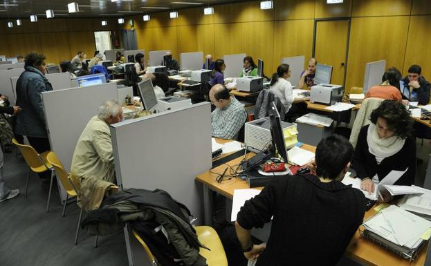 Contribuyentes presentando la declaración de la renta en las oficinas de Hacienda. 