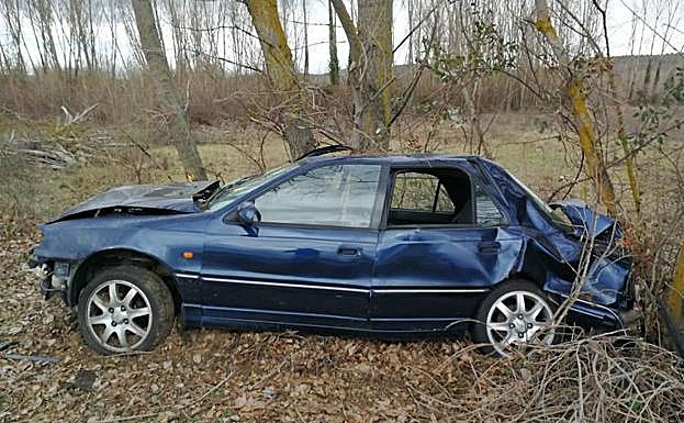 Imagen principal - Un herido en una aparatosa salida de vía en Quintanilla de Sollamas