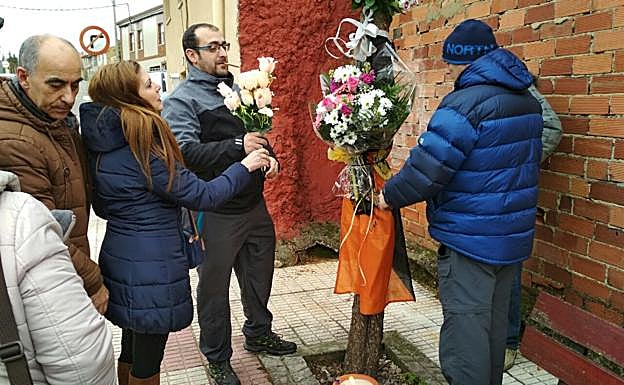 Flores en recuerdo a Nia en Montejos del Camino.
