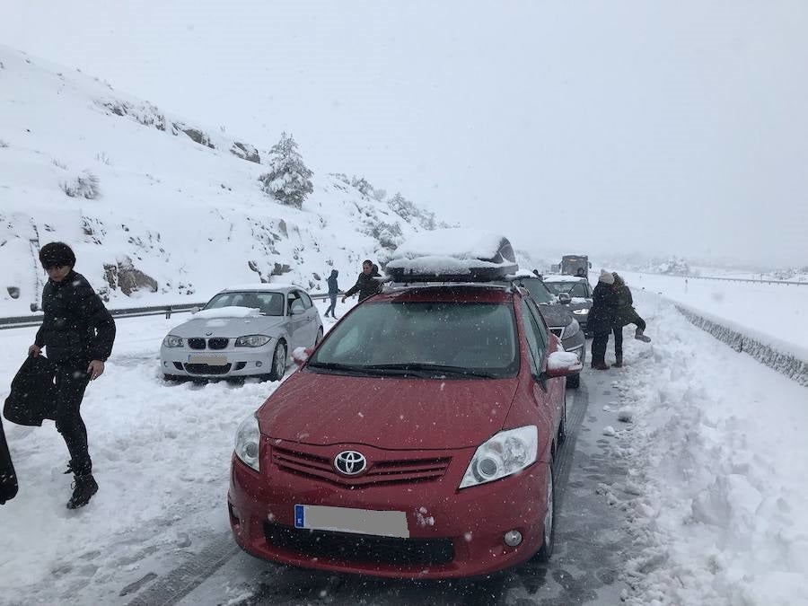 Cientos de familias estuvieron desde el sábado por la tarde hasta el domingo a mediodía atrapados en la AP-6 racionando el agua, la comida y la gasolina.