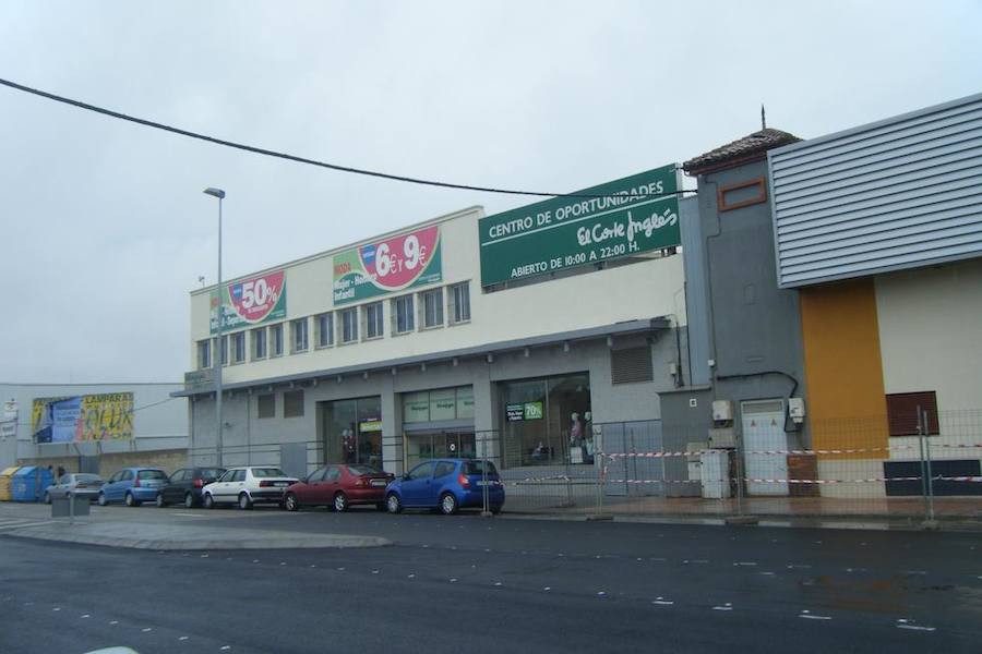 Pillados infraganti cuando robaban un sofá del centro de oportunidades de El Corte Inglés