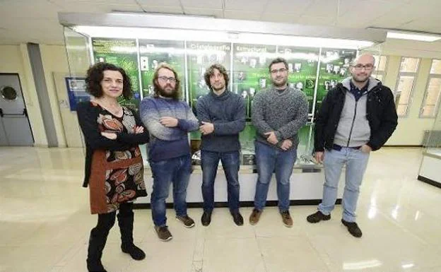Los miembros del proyecto, Montserrat Jiménez, Daniel Ballesteros, Diego Álvarez, Adrián Álvarez y Pablo Valenzuela en la facultad de Geología de la Universidad de Oviedo.