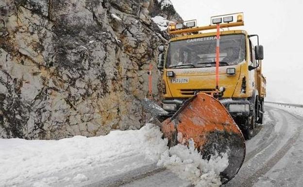 Una quitanieves actúa en una carretera de la provincia.