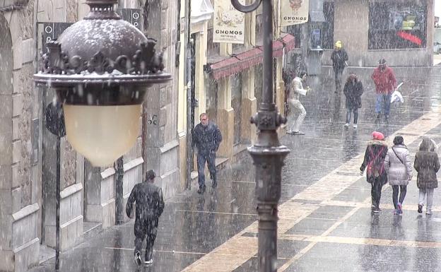 Imagen de una farola en la Calle Ancha este martes.