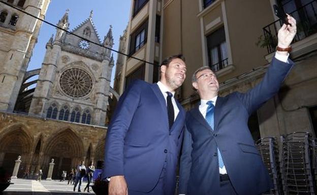 Silván y Óscar Puente se hacen un selfie frente a la Catedral de León.