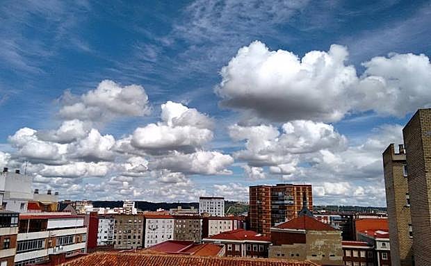 Imagen principal - Algunas de las fotos del alumno. 