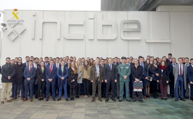 Foto de familia a la conclusión de la visita.