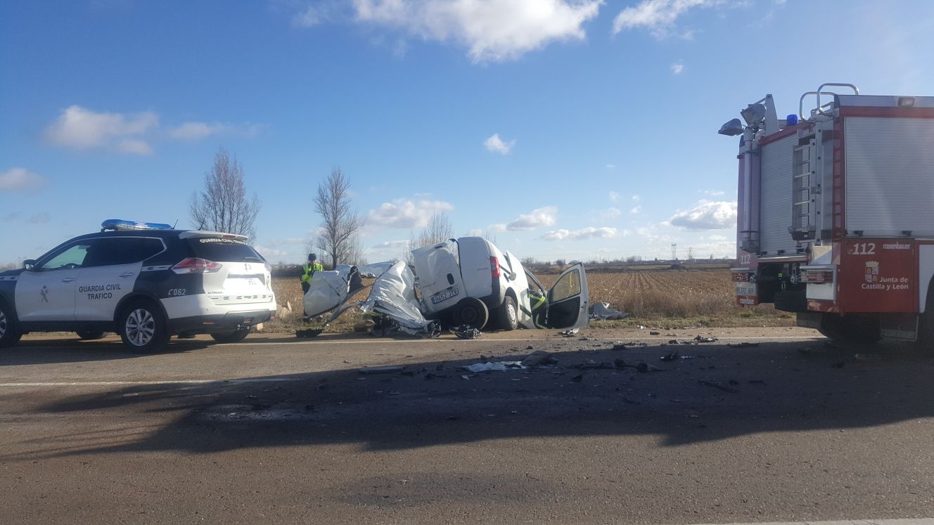 La Nacional 120 se ha convertido en un 'punto negro' para el tráfico en la provincia de León. Un muerto tras un choque frontrolateral entre un camión y un vehículo.