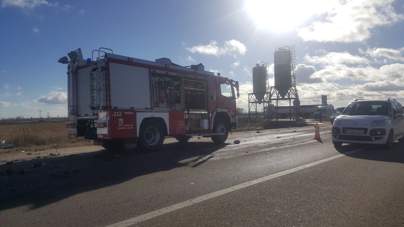 La Nacional 120 se ha convertido en un 'punto negro' para el tráfico en la provincia de León. Un muerto tras un choque frontrolateral entre un camión y un vehículo.