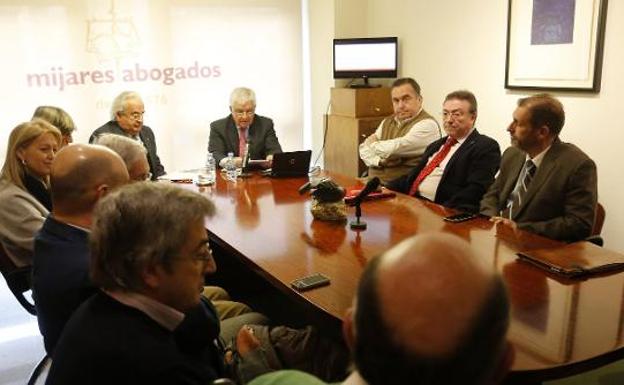 Avelino Acero, al fondo de la imagen, durante la charla que dio en el Foro Mijares.