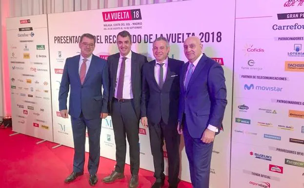 El alcalde de Sabero, Francisco García, el director de la Vuelta, Javier Guillén, el alcalde de Cistierna, Nicanor Sen, y Ángel García Colín, en la presentación de la Vuelta.