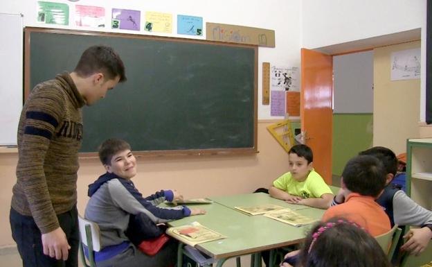 Imagen principal - El mejor profesor de España, con sus alumnos.