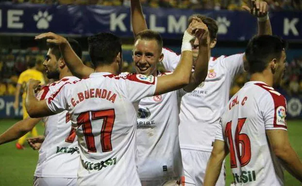 Emi Buendía y Yelko Pino celebran un gol.