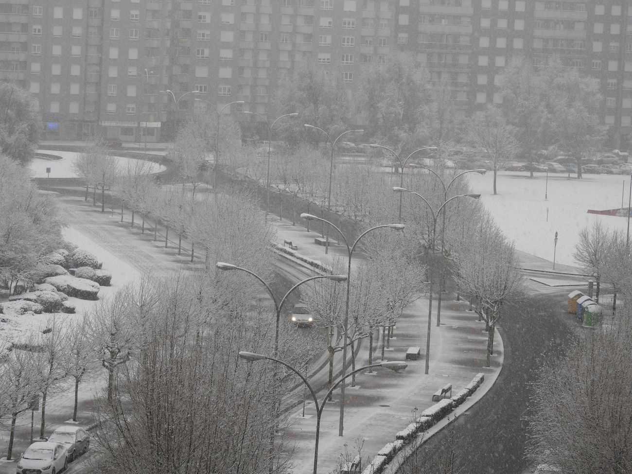 La nieve ha alcanzado este sábado por primera vez en el invierno la capital. Lo ha hecho de forma intensa desde última hora de la madrugada