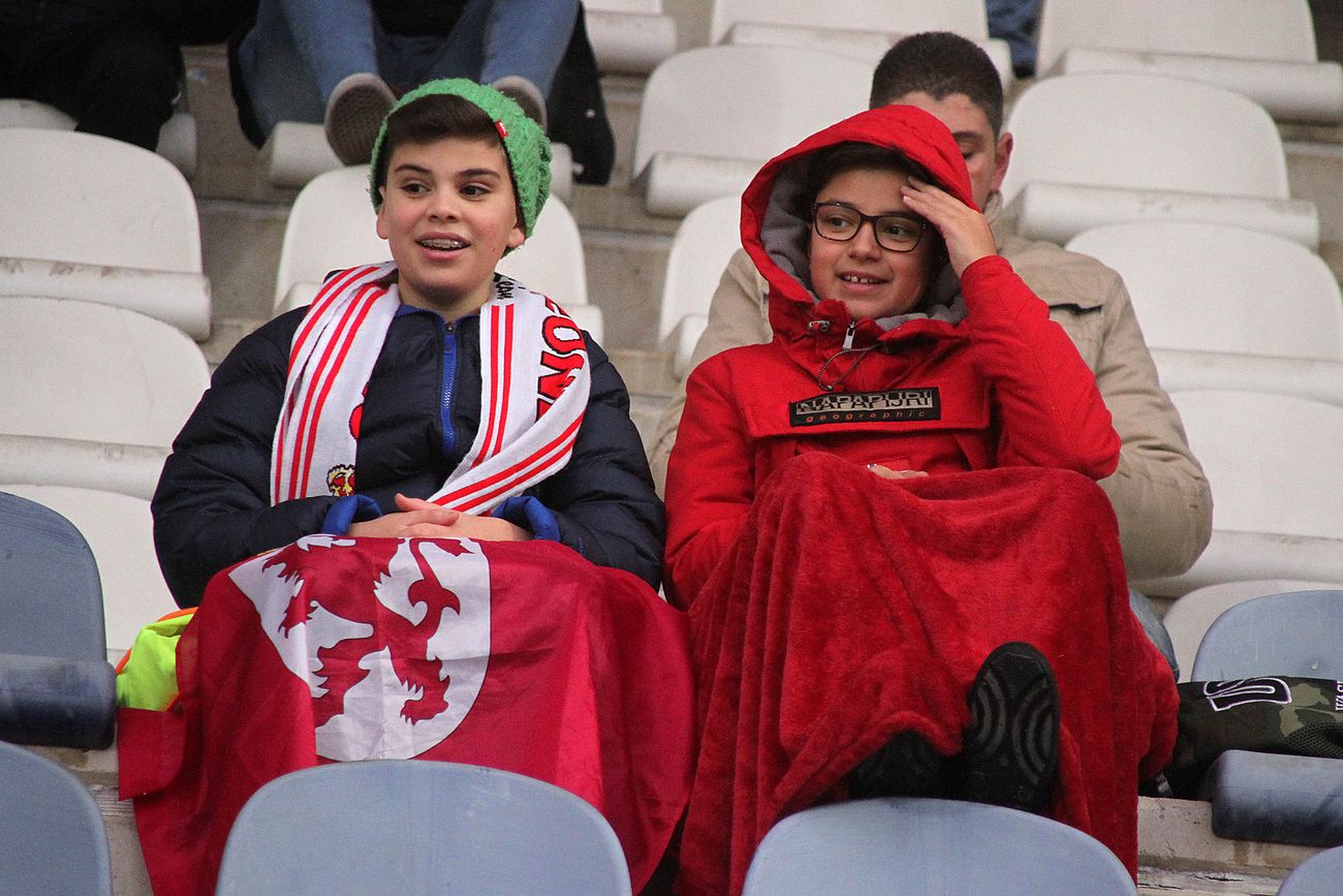Dos jóvenes aficionados, durante el partido.