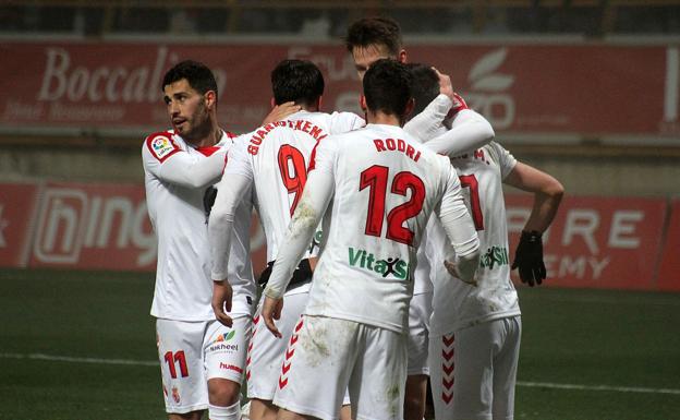 Los jugadores celebran un gol.