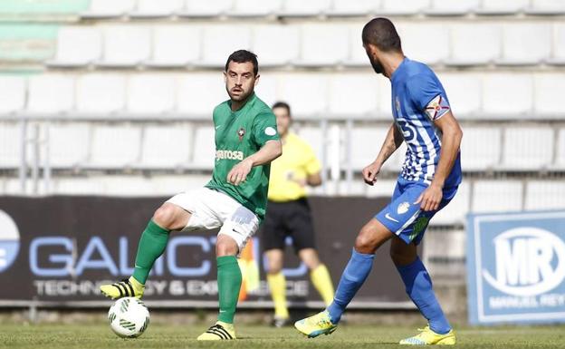 Imagen de archivo de un lance entre el Racing de Ferrol y la Ponferradina. 