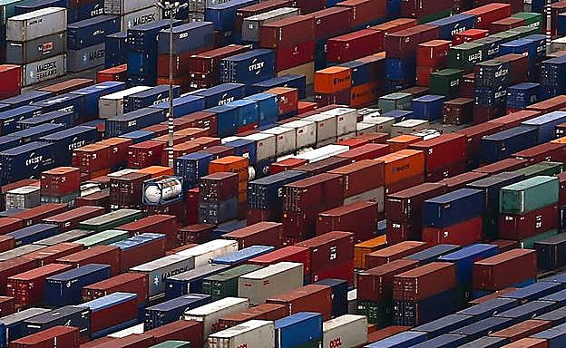 Cientos de contenedores con mercancías en el puerto de Barcelona.