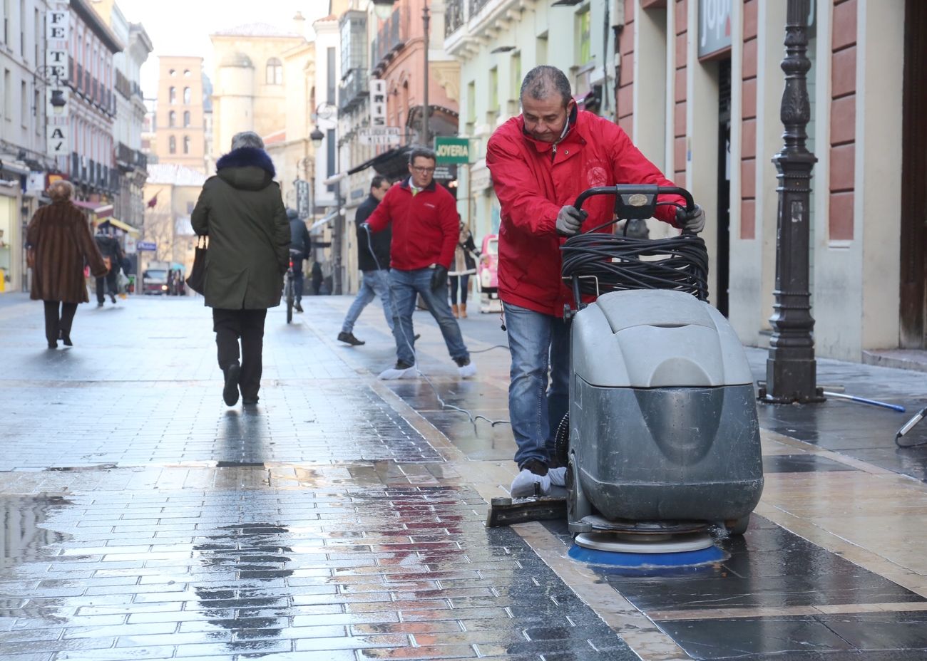 El Ayuntamiento aplica un tratamiento antideslizante a la Calle Ancha de la capital