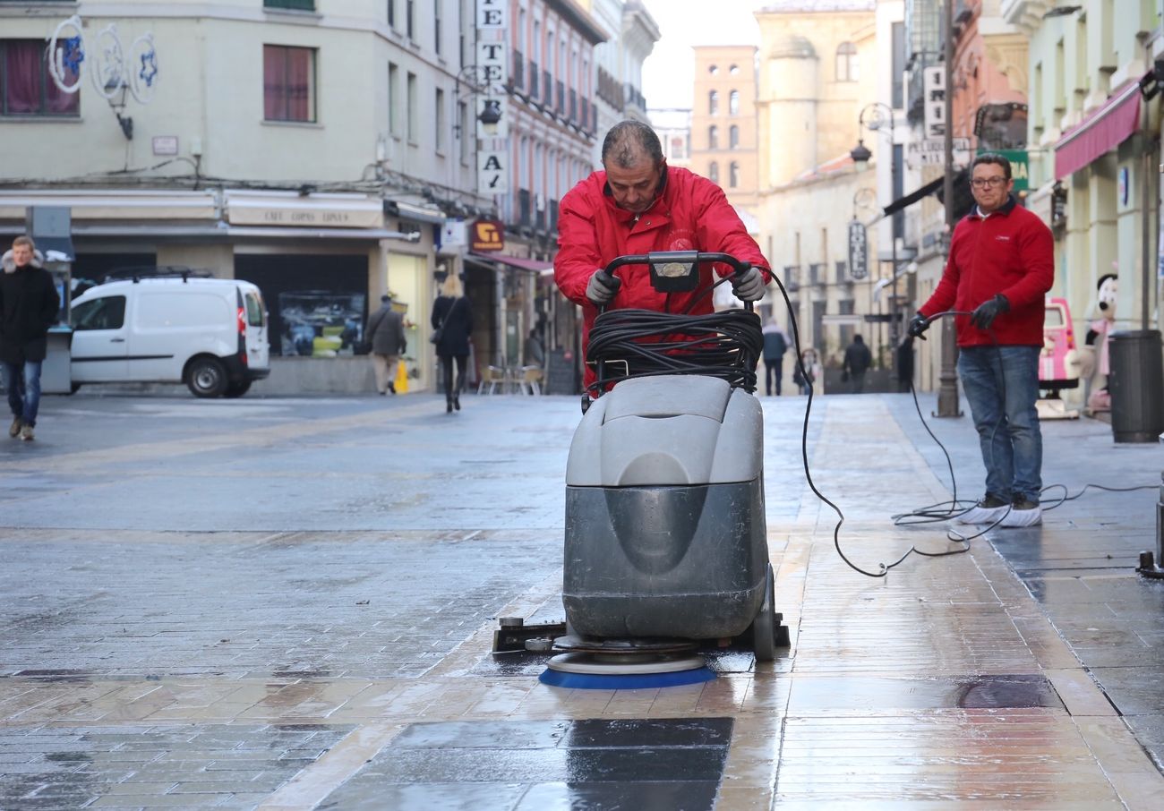 El Ayuntamiento aplica un tratamiento antideslizante a la Calle Ancha de la capital