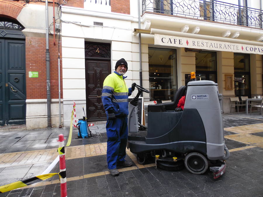 La Calle Ancha recibe un tratamiento para que su suelo deje de ser deslizante.